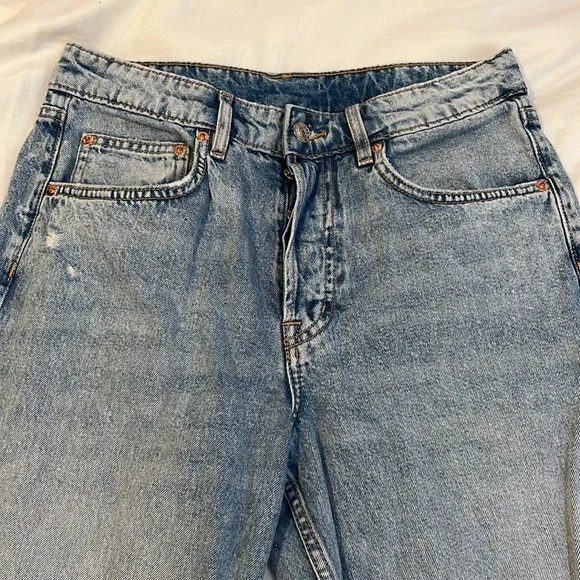 H&M light wash jeans - Picture 2 of 6
